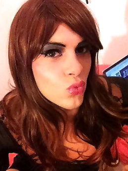 Tranny streetwalkers are posing undressed on pics